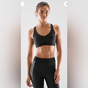 Aritzia ‘Golden’ Glotone Hustle Cross-Back Sports Bra in Black Size Small